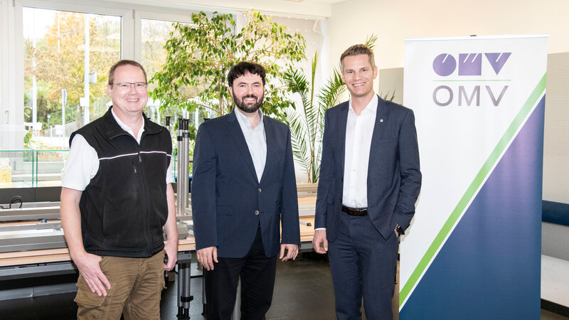 v.l.: Andreas Wagner, Logistik-Leiter der Sozialwerkstatt, Peter Bretz, Leiter der Sozialwerkstatt des BRK-Kreisverbandes Altötting und Dr. Stefan Hölbfer, Geschäftsführer OMV Deutschland GmbH